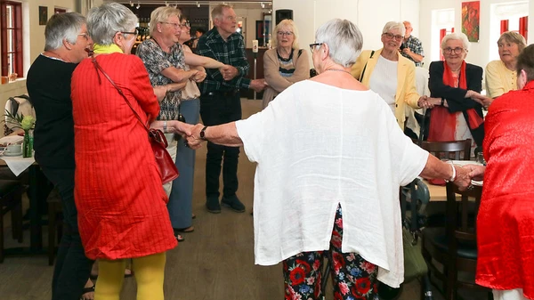 Pensionister danser på skovtur