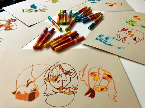 Tusher ligger centreret omkring nogle mere surrealistiske tegninger af ansigter.