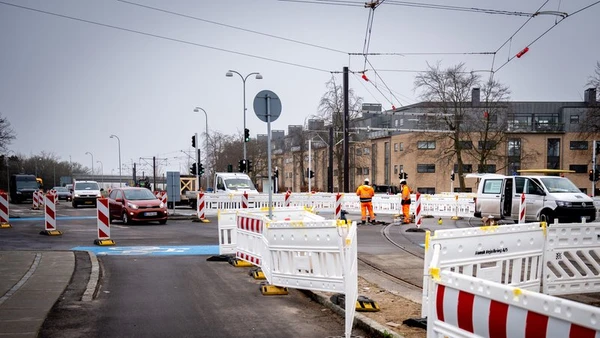 Lyskryds med et vejarbejde sideløbende med at der afvikles trafik gennem krydset.