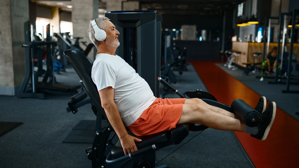 Mand træner i fitnesscenter