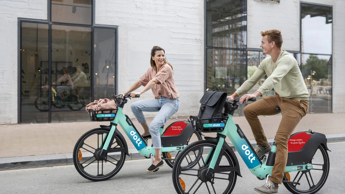 Cyklister på el-delecykler