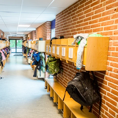 Gangareal med skoletasker på Pilehaveskolen