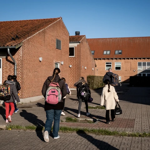 Elever går til skole