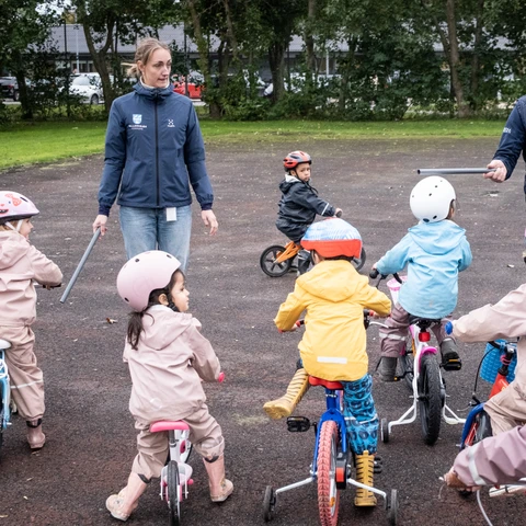 Børn der cykler