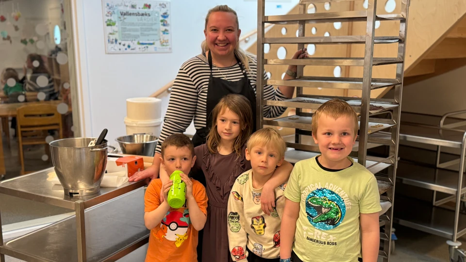 Børn fra Mejsebo sammen med ernæringsassisten Michella Viholt fra samme institution.