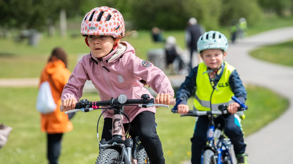 Pige og dreng kører stærkt på cykler