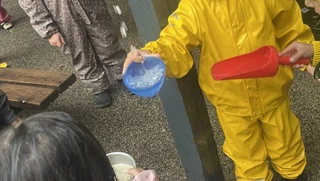 Børn leger på legepladsen