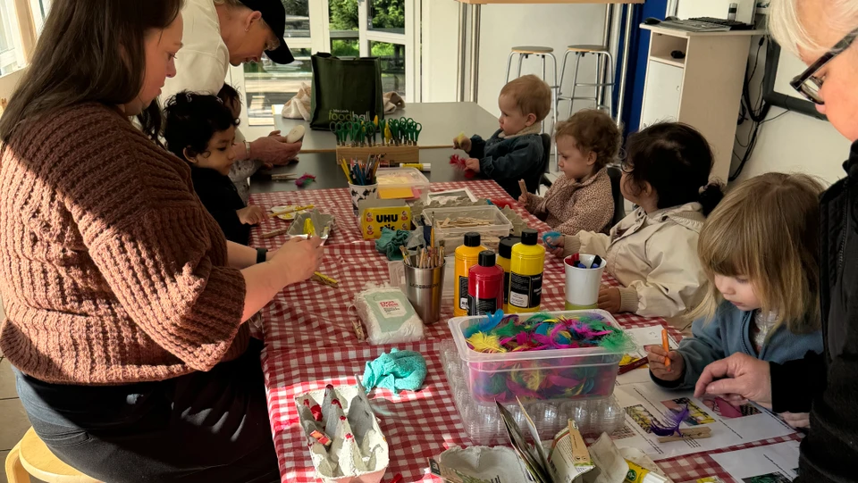 Børn laver krea med fjer