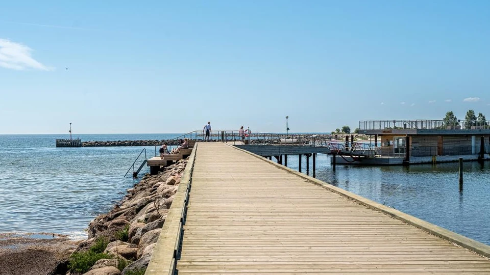 Bro ud til en flydende badeanstalt en sommerdag