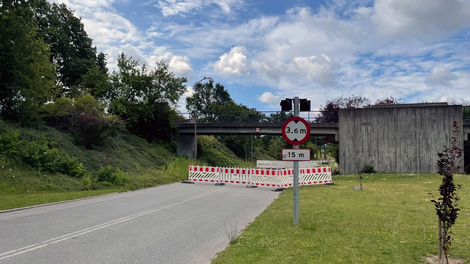 Vej spærret under en bro på Vejlegårdsparken