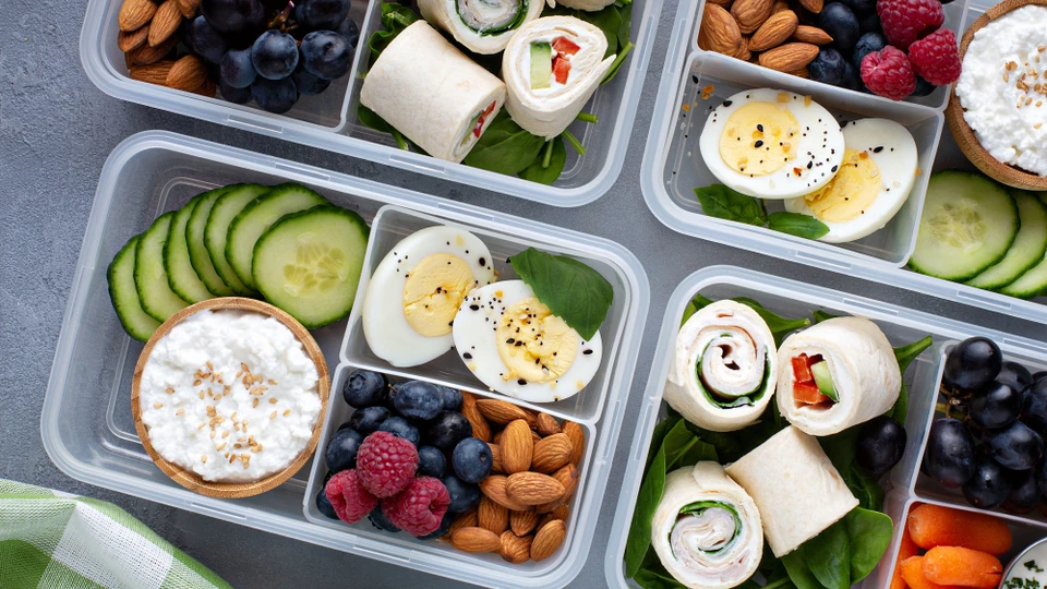 Fire serveringsbakker med farverig, indbydende sund mand