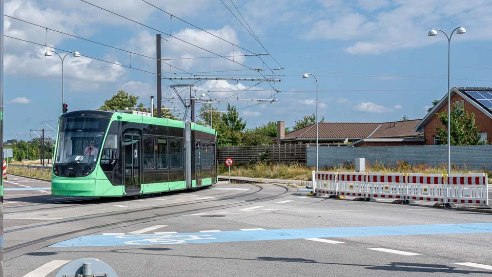 Letbanen laver et sving i et lyskryds