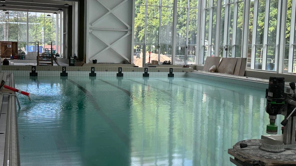 Svømmebassin med vand i 