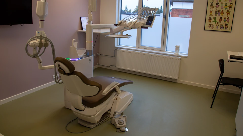 En tom, moderne tandlægestol i de nyetablerede kliniklokaler