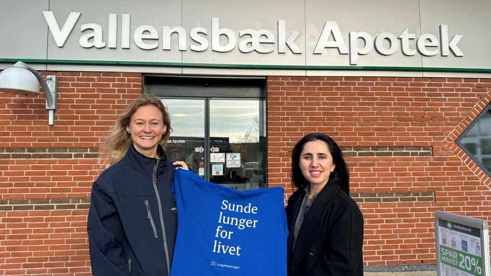 Sundhedsmedarbejder foran apotek