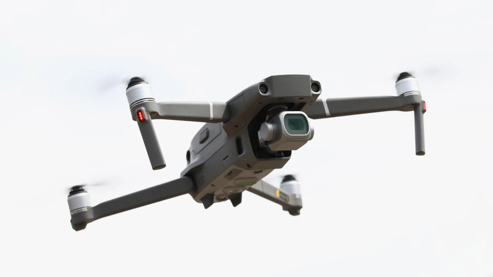 Flyvende drone med fire propeller og et kamera i fronten
