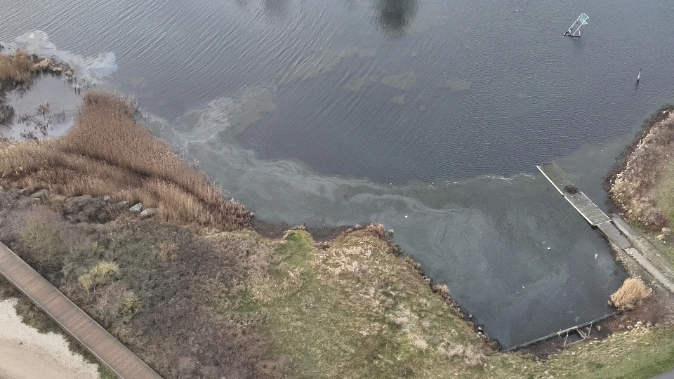 Droneoptagelser med olie nær havn og badeansalt