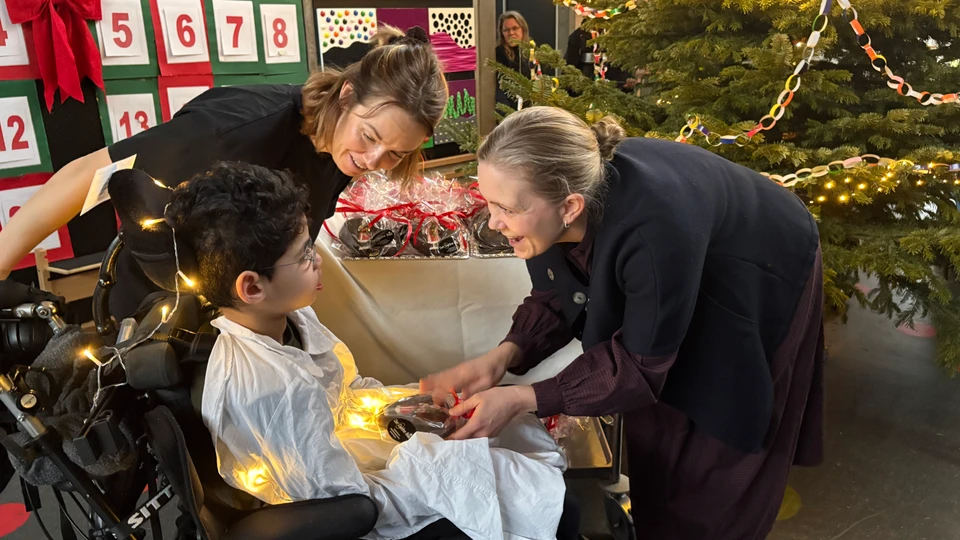 Handicappet dreng får et honningjulehjerte