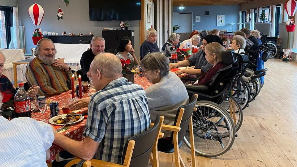 Et fyldt langbord med en masse ældre mænd og kvinder