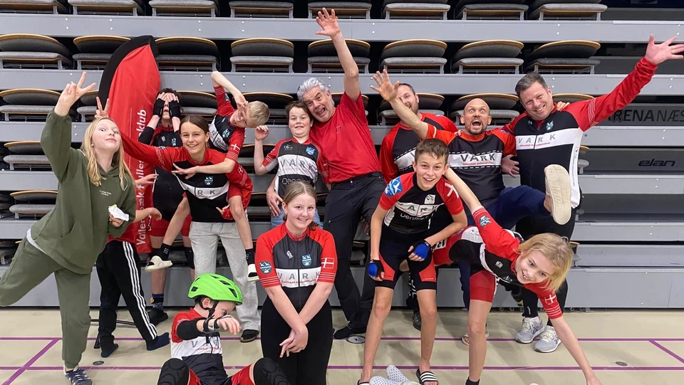 Gruppebillede af børn og voksne der gestikulerer vildt og laver sjov billeder.