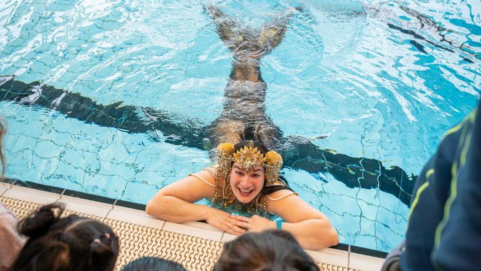 Havfruen Karin var med til at give især børnene en helt speciel oplevelse ved indvielsen af den nye svømmehal.