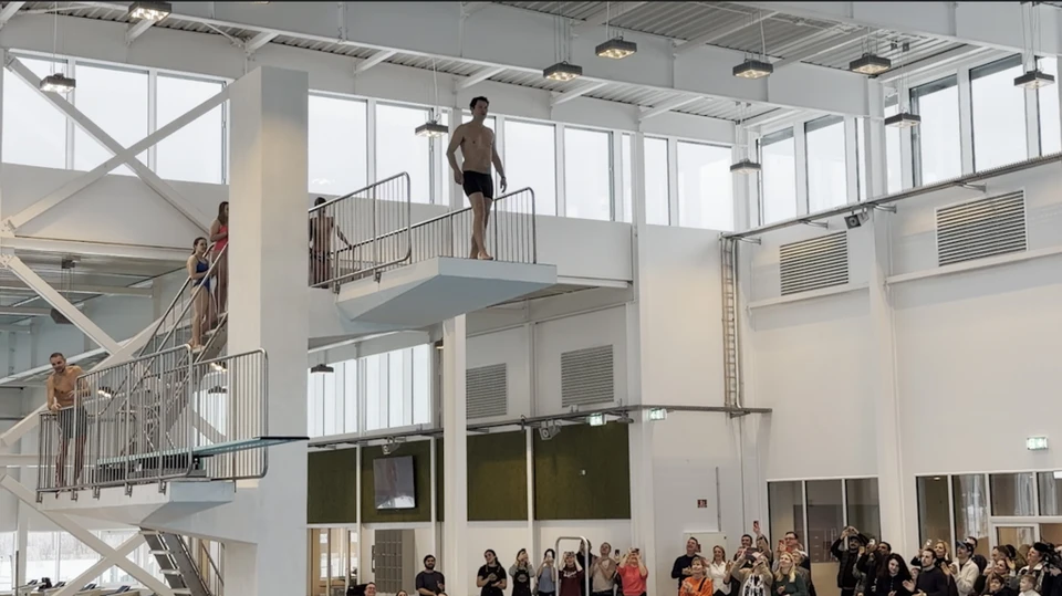 Borgmester Henrik Rasmussen gør klar til at sit udspring fra 5-meter tårnet.