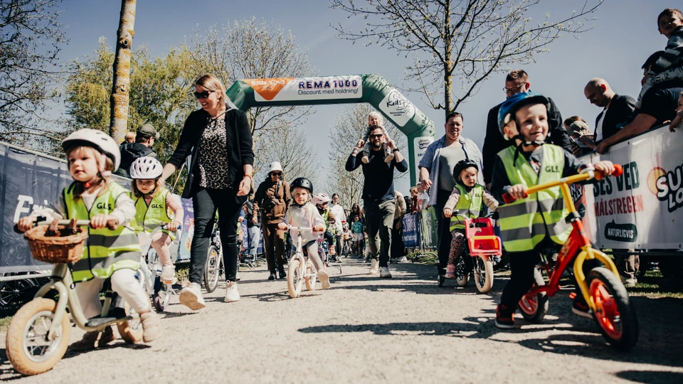 billede af kids tour børn der cykler og er glade