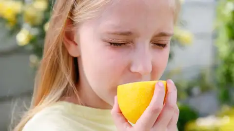 Pige spiser citron