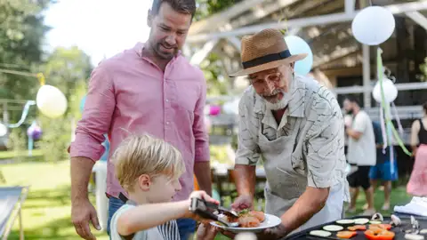Tre generationer omkring grill