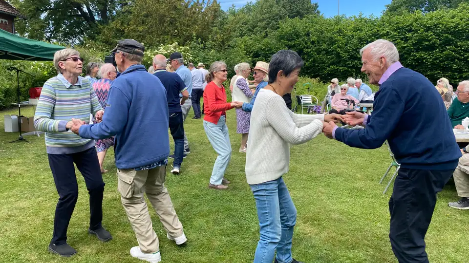 Dansende gæster til sommerfest på Korsagergård