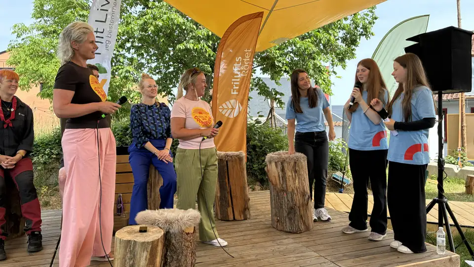 Rebecca og Augusta fra Vallensbæks 10. klasse op Folkemødet