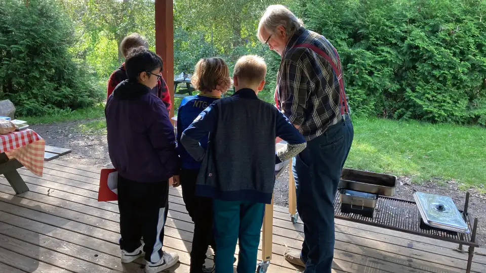 Peter Lunde med børn til 'Mad i generationer'