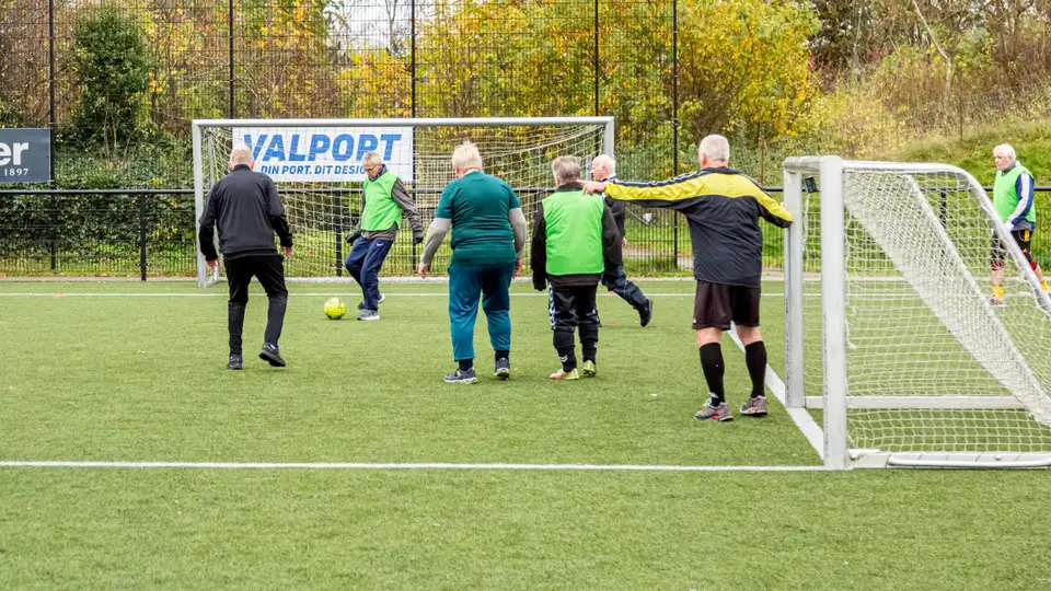 Mænd spiller gå-fodbold