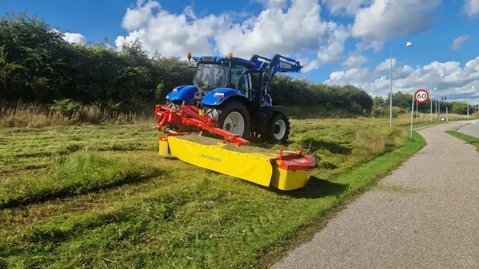 Traktor høster græs