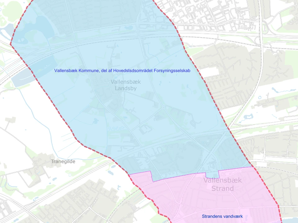 Et kort over Vallensbæk Kommune som er delt mellem to forsyningsselskaber, der leverer vand til forbrugere. Nord for jernbanen forsyner HOFOR, mens Strandens vandværk forsyner syd for banen.